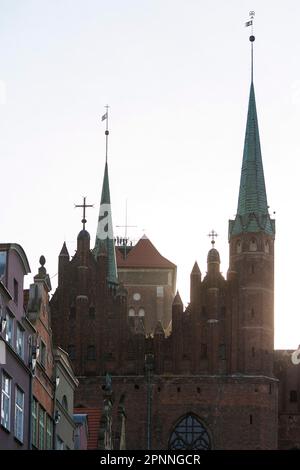 Paysage urbain de Gdansk, vue de Frauengasse, Mariacka, dans la vieille ville jusqu'à la tour de St. Eglise de Marie avec ses flèches, GdaÅ„sk, Poméranie Banque D'Images