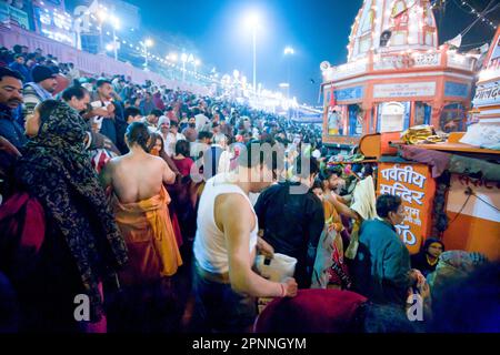 Les gens qui prennent un plongeon dans le fleuve Ganga à Haridwa, pendant la mela Kumbh, Banque D'Images