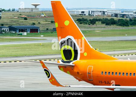 Logo Mango Airlines et fermeture de la queue de couleur orange à l'aéroport de Lanseria, Gauteng, Afrique du Sud Banque D'Images