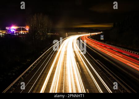 Des sentiers légers sur une autoroute allemande (autoroute) à la sortie d'autoroute Pfaffenhofen Banque D'Images