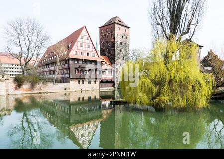 Le Wasserturm (château d'eau) (construit 13th siècle) et le Weinstadl (ancien dépôt de vin) (construit 15th siècle) - bâtiments médiévaux dans historique Banque D'Images