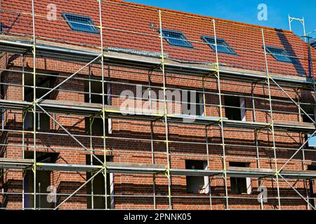 Échafaudage à proximité d'une maison en briques en construction en Allemagne. Banque D'Images