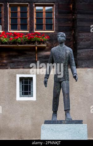 Monument à Cesar Ritz, également Caesar Ritz, l'hôtelier et fondateur des hôtels Ritz-Carlton, est né à Niederwald, village avec vue sur la montagne Banque D'Images