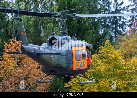 Hélicoptère SAR de type Bell UH-1D des Forces armées allemandes, exercice BWTEX sur la zone d'entraînement militaire, Stetten am kalten Markt Banque D'Images