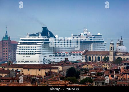 Le navire de croisière MSC Musica de la compagnie maritime MSC Cruises navigue jusqu'au terminal de croisière Stazione Marittima. Pendant ce temps, en naviguant à travers le Banque D'Images