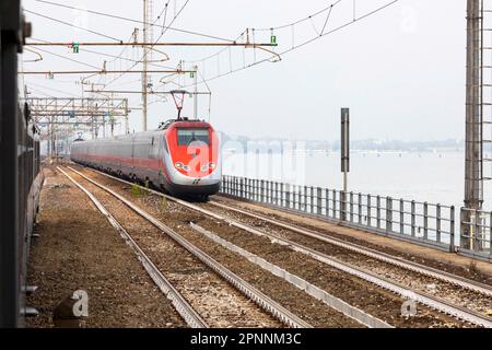 Frecciarossa, train à grande vitesse de la voie ferrée d'État italienne Trenitalia, Venise, Vénétie, Italie Banque D'Images