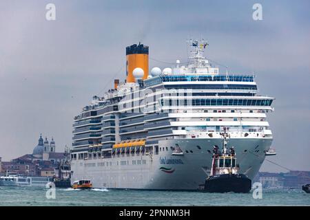 Le bateau de croisière Costa Luminosa de la compagnie maritime Costa Crociere navigue jusqu'au terminal de croisière Stazione Marittima. Pendant ce temps, en naviguant à travers le Banque D'Images