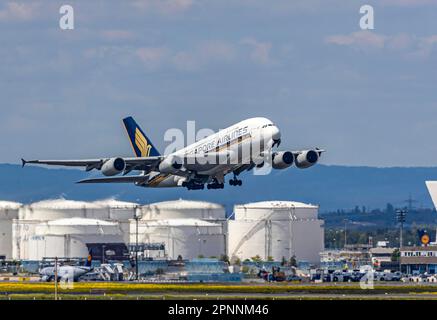 Airbus A380-841 de Singapore Airlines décollage à l'aéroport de Fraport, Francfort-sur-le-main, Hesse, Allemagne Banque D'Images