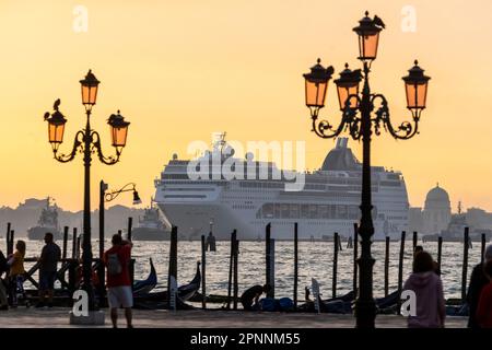 Un bateau de croisière navigue jusqu'au terminal de croisière Stazione Marittima en début de matinée. Pendant ce temps, le voyage à travers le canal de Giudecca est interdit Banque D'Images