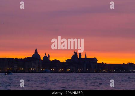 Ambiance nocturne, vue sur les bâtiments de la Canale della Giudecca, Venise, Vénétie, Italie Banque D'Images