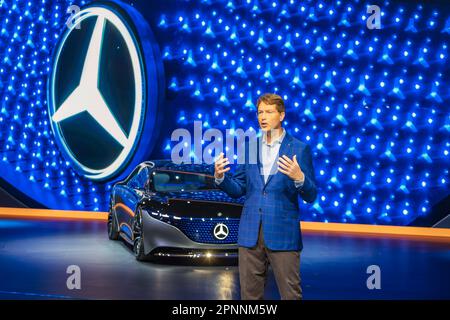 Ola Kaellenius, PDG du conseil d'administration de Mercedes-Benz Group AG, présente la VISION EQS show car, étude de conception sur l'avenir de Banque D'Images