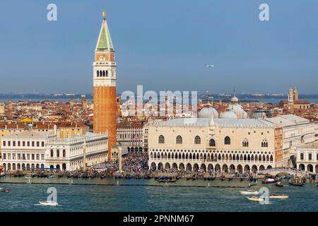 Vue sur Venise avec la place Saint-Marc, le Campanile de San Marco et le Palazzo Ducale, la Canale della Giudecca, Venise, Vénétie, Italie Banque D'Images