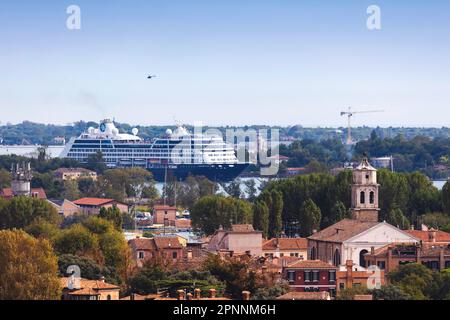 Le bateau de croisière Azamara poursuite de la compagnie maritime Azamara Club Cruises navigue jusqu'au terminal de croisière Stazione Marittima. Pendant ce temps, la voile Banque D'Images