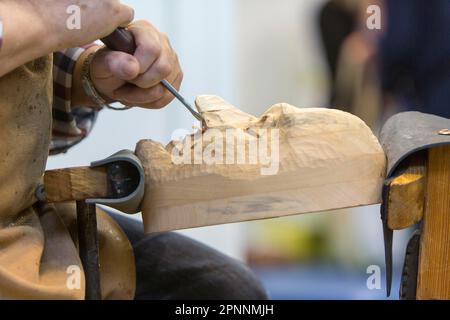 Maskenschnnitzer travaille sur un masque en bois pour une figure de Fasnet swabian-Alemannique, Fasching, Stuttgart, Bade-Wurtemberg, Allemagne Banque D'Images