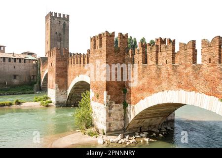 VÉRONE, ITALIE - JUIN 3 : Ponte Scaligero à Vérone, Italie sur 3 juin 2015. Le pont a été construit au 14th siècle. Foto pris sur Ponte Scaligero Banque D'Images