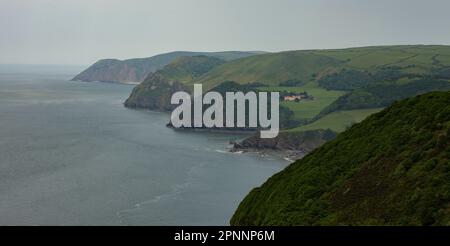 Vue sur la baie de Lynmouth, par temps ensoleillé, ciel bleu avec nuage blanc, verdure en premier plan Banque D'Images