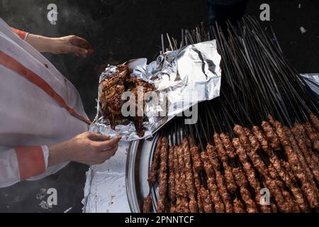 Le Caire, Égypte. 18th avril 2023. Un chef prépare des poulets grillés dans un restaurant près de Bab al-Futuh, un monument historique du Caire, pendant le mois Saint du Ramadan. Credit: Lobna Tarek/dpa/Alay Live News Banque D'Images