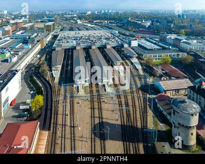 Gare principale (Cracovie Glowny) à Cracovie, Pologne, avec un grand parking sur le toit, voitures, plates-formes couvertes, voies ferrées, traction électrique Banque D'Images