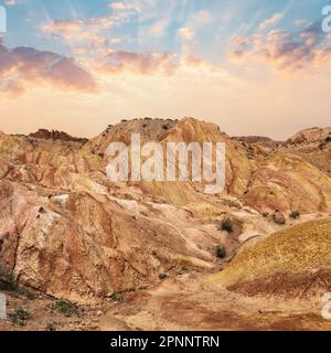 Paysage du Fairytale Canyon, formation rocheuse unique située au Kirghizistan. Canyon est connu pour ses formations rocheuses inhabituelles et colorées, qui ont b Banque D'Images