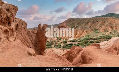 Paysage du Fairytale Canyon, formation rocheuse unique située au Kirghizistan. Canyon est connu pour ses formations rocheuses inhabituelles et colorées, qui ont b Banque D'Images