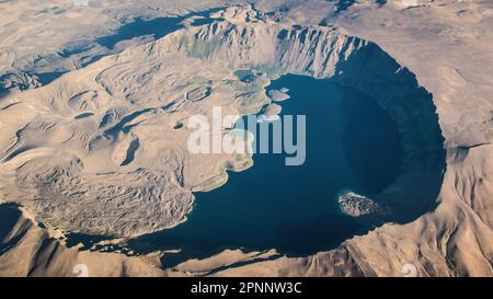 Cratère de Nemrut au sommet du mont Nemrut, un stratovolcan inactif. Le lac Nemrut à l'intérieur de la caldeira a une couleur turquoise, qui est causée par la mine Banque D'Images