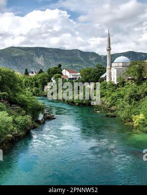 Mostar, Bosnie-Herzégovine - Mai 2014: Mostar est un village connu pour son vieux pont historique, qui s'étend sur la rivière Neretva. Le village est connu f Banque D'Images