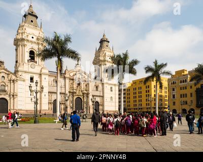 Lima, Pérou - décembre 2019 : groupe d'enfants visitant Lima sur la place principale de la ville, devant la cathédrale de Lima. Amérique latine. Banque D'Images