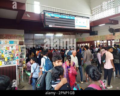 gare ferroviaire indienne, train indien, gare thrissur, train, voyage, transport ferroviaire en inde, inde, gare ferroviaire indienne, foule, transports en commun Banque D'Images