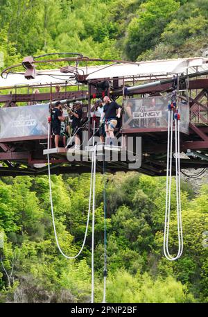 La maison de Bungy, AJ Hackett au pont de Kawaraau près de Queenstown en Nouvelle-Zélande. Les photos montrent que les gens sautent et qu'un est collecté. Banque D'Images