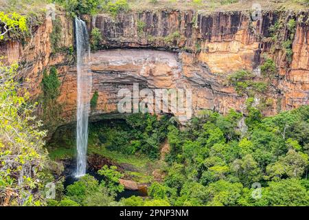 Photo en grand angle de la belle mariée Veil, cascade de Vèu da Noiva, Chapada dos Guimarães, Mato Grosso, Brésil, Amérique du Sud Banque D'Images