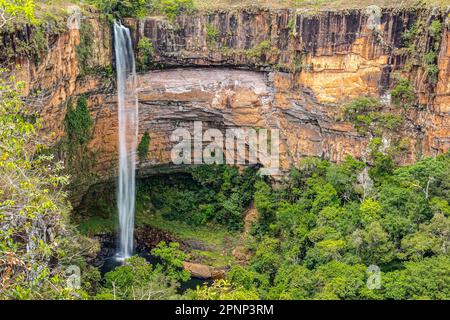 Photo en grand angle de la belle mariée Veil, cascade de Vèu da Noiva, Chapada dos Guimarães, Mato Grosso, Brésil, Amérique du Sud Banque D'Images