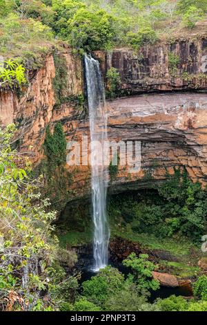 Photo en grand angle de la belle mariée Veil, cascade de Vèu da Noiva, Chapada dos Guimarães, Mato Grosso, Brésil, Amérique du Sud Banque D'Images