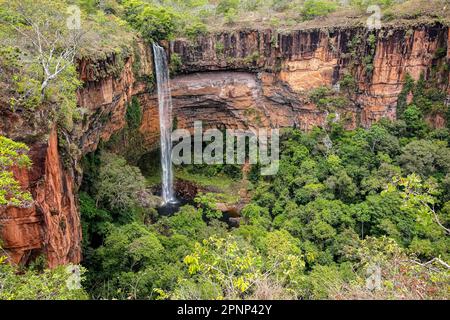 Photo en grand angle de la belle mariée Veil, cascade de Vèu da Noiva, Chapada dos Guimarães, Mato Grosso, Brésil, Amérique du Sud Banque D'Images