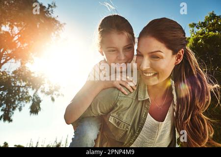 Se lier avec son plus précieux petit Trésor. une mère et sa fille se liant à l'extérieur. Banque D'Images