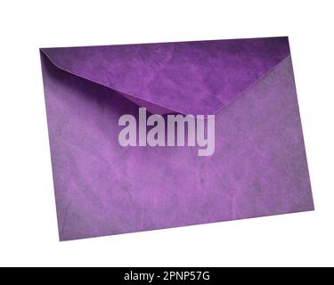 Enveloppe violette fermée isolée sur fond blanc Banque D'Images