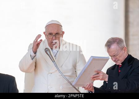 Vatican, Vatican. 19th avril 2023. Le pape François délivre sa bénédiction à la fin de l'audience générale à St. Place Pierre dans la Cité du Vatican. Crédit : SOPA Images Limited/Alamy Live News Banque D'Images