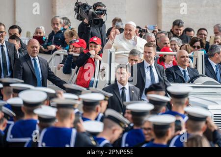 Vatican, Vatican. 19th avril 2023. Le pape François arrive à St. La place Pierre pour son audience générale traditionnelle du mercredi dans la Cité du Vatican. Crédit : SOPA Images Limited/Alamy Live News Banque D'Images