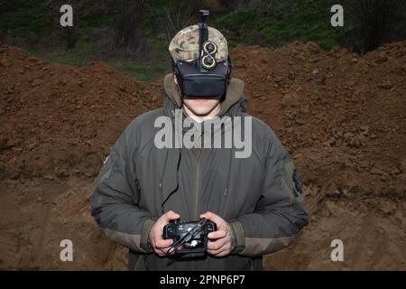 Odessa, Ukraine. 07th avril 2023. Drones opérateurs dans des lunettes FPV vu dans une tranchée pendant l'entraînement de pilote de drone près d'Odessa. Crédit : SOPA Images Limited/Alamy Live News Banque D'Images