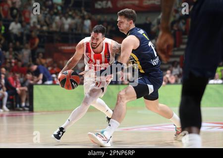 Belgrade, Serbie, 13 avril 2023. Luca Vildoza de Crvena Zvezda MTS Belgrade conduit au panier lors du match Euroligue 2022/2023 de Turkish Airlines entre Crvena Zvezda MTS Belgrade et Fenerbahce Beko Istanbul à la salle Nikolic d'Aleksandar à Belgrade, Serbie. 13 avril 2023. Crédit : Nikola Krstic/Alay Banque D'Images