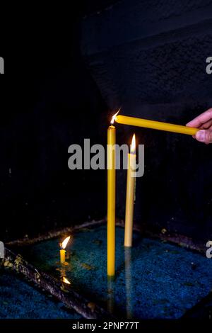 Bougies d'éclairage fidèles dans le monastère orthodoxe de Zica près de Kraljevo, Serbie Banque D'Images