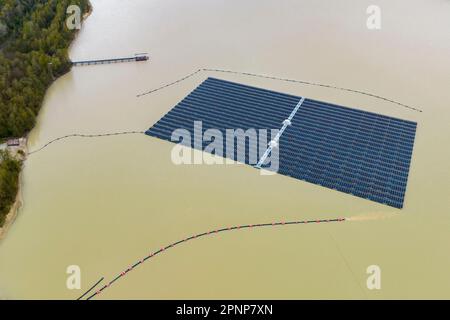 Haltern am See, Allemagne. 20th avril 2023. La centrale solaire flotte sur le Silbersee III (tir de drone). La plus grande centrale solaire flottante d'Allemagne est en opération à Haltern depuis près d'un an et a une bonne production de 3,1 mégawatts, selon l'Association des énergies renouvelables de l'État. Credit: Christoph Reichwein/dpa/Alay Live News Banque D'Images