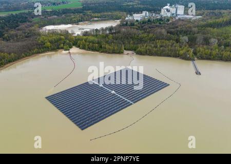 Haltern am See, Allemagne. 20th avril 2023. La centrale solaire flotte sur le Silbersee III (tir de drone). La plus grande centrale solaire flottante d'Allemagne est en opération à Haltern depuis près d'un an et a une bonne production de 3,1 mégawatts, selon l'Association des énergies renouvelables de l'État. Credit: Christoph Reichwein/dpa/Alay Live News Banque D'Images