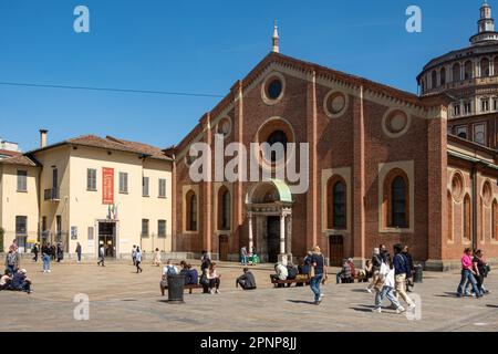 Extérieur de l'église de Santa Maria delle Grazie à Milan, Italie avec des gens et des touristes, qui accueille la Cène de Léonard de Vinci. Église Banque D'Images