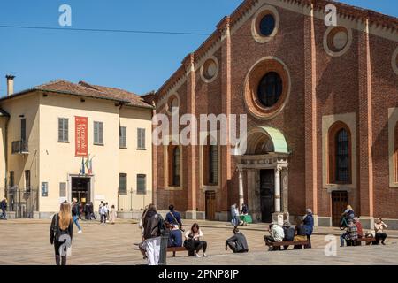 Extérieur de l'église de Santa Maria delle Grazie à Milan, Italie avec des gens et des touristes, qui accueille la Cène de Léonard de Vinci. Église Banque D'Images