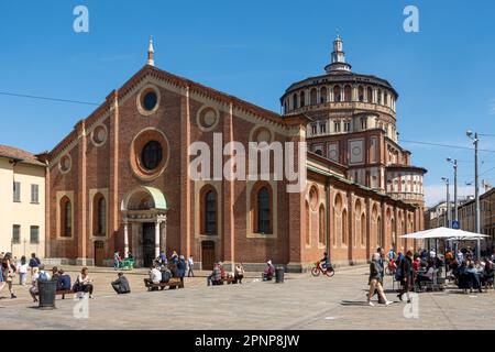 Extérieur de l'église de Santa Maria delle Grazie à Milan, Italie avec des gens et des touristes, qui accueille la Cène de Léonard de Vinci. Église Banque D'Images