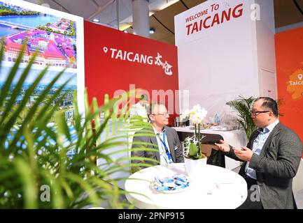 (230420) -- HANOVRE, 20 avril 2023 (Xinhua) -- Un membre du personnel (R) s'entretient avec un visiteur au stand de Taicang, dans la province du Jiangsu de Chine orientale, au salon Hannover Messe 2023 à Hanovre, en Allemagne, au 19 avril 2023. Les entreprises chinoises sont compétitives sur les marchés mondiaux et sont toujours prêtes à apprendre et à s'améliorer, Jochen Koeckler, président du conseil d'administration de Deutsche Messe AG, a commenté mercredi sur les 800 entreprises chinoises qui participent à Hannover Messe 2023. Le salon, l'un des plus grands et durable au monde, de 17 avril à 21 avril, présente plus de 4 000 entreprises, W Banque D'Images