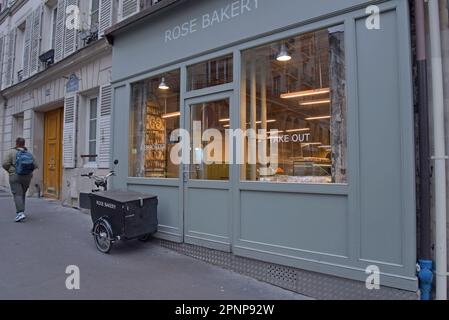 Une charge transportant des vélos de livraison de cargaison à l'extérieur d'une boulangerie à Paris, qui a vu une augmentation énorme de l'utilisation des vélos de livraison pour réduire l'utilisation de véhicule, janvier 2023 Banque D'Images