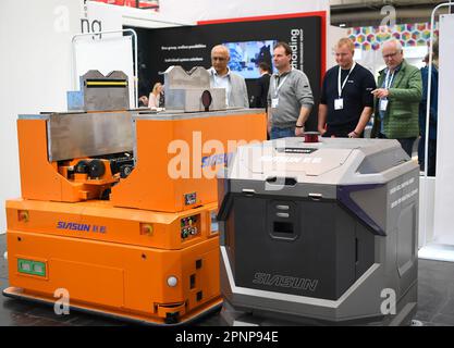 (230420) -- HANOVRE, 20 avril 2023 (Xinhua) -- les gens regardent les robots de Siasun robot and Automation Co., Ltd. À la Foire de Hanovre 2023 à Hanovre, Allemagne, 18 avril 2023. Les entreprises chinoises sont compétitives sur les marchés mondiaux et sont toujours prêtes à apprendre et à s'améliorer, Jochen Koeckler, président du conseil d'administration de Deutsche Messe AG, a commenté mercredi sur les 800 entreprises chinoises qui participent à Hannover Messe 2023. Le salon, l'un des plus grands et durable au monde de 17 avril à 21 avril, présente plus de 4 000 entreprises, qui présentent des solutions pour le p Banque D'Images