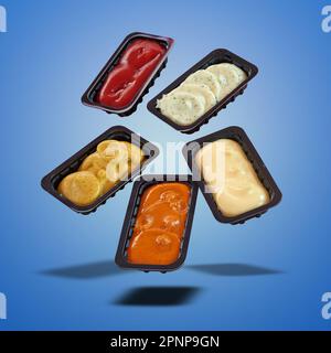 Aliments rapides flottants différents types de saucisses sur fond bleu radial Banque D'Images