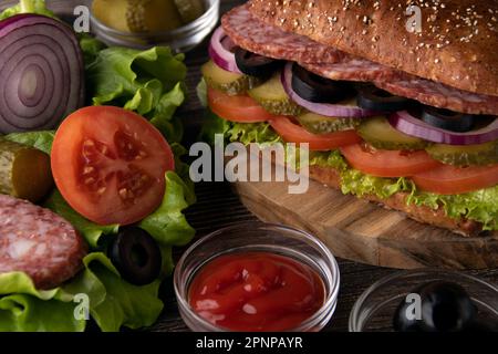 photo de beaucoup de nourriture à cuisiner et un sandwich salami en gros plan Banque D'Images